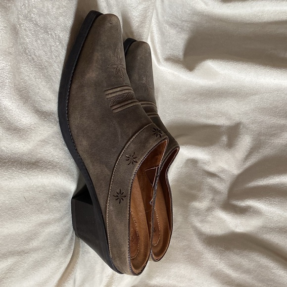 Women’s distressed taupe Brown Leather Western Shoes 10B runs long - Picture 2 of 5